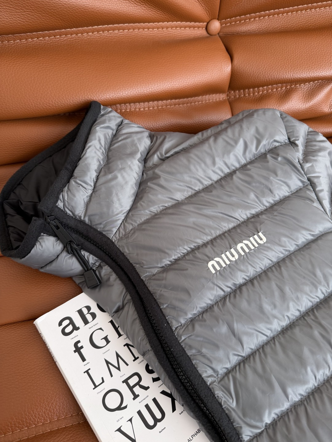 这个冬季必备款 25 FW 轻量款羽绒服 轻便款 上身超舒服轻便有型又保暖 颜值超高的羽绒服 妥妥的时髦