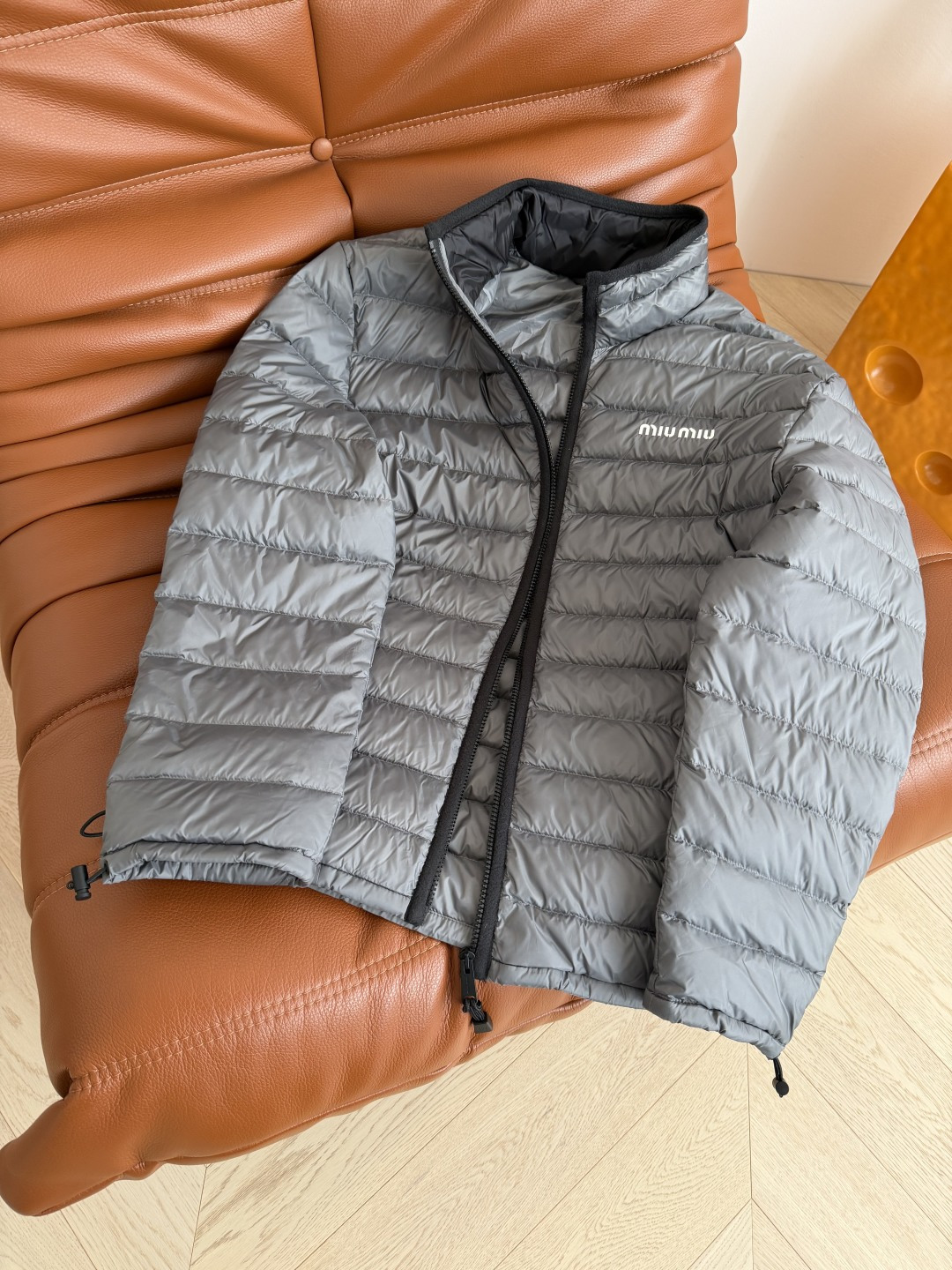 这个冬季必备款 25 FW 轻量款羽绒服 轻便款 上身超舒服轻便有型又保暖 颜值超高的羽绒服 妥妥的时髦