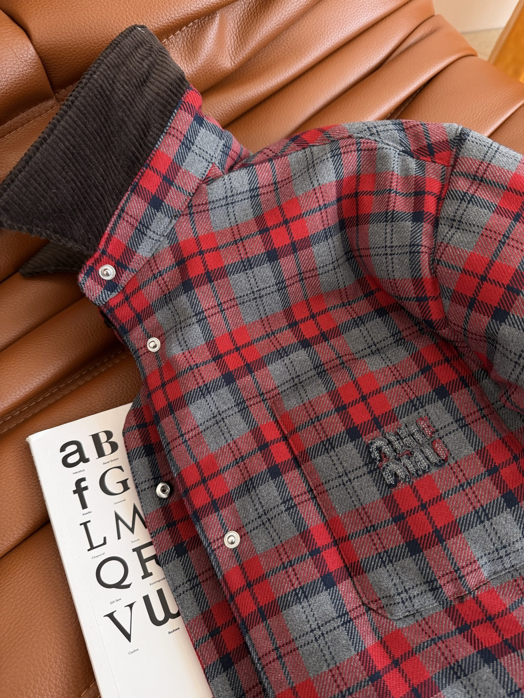 25秋冬 复古灯芯绒领子拼接棉服外套 衬衫式设计的棉服 宽松的版型 很有包容性 上身不臃肿 轻松保暖 定