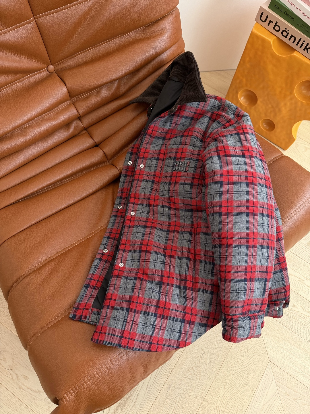 25秋冬 复古灯芯绒领子拼接棉服外套 衬衫式设计的棉服 宽松的版型 很有包容性 上身不臃肿 轻松保暖 定