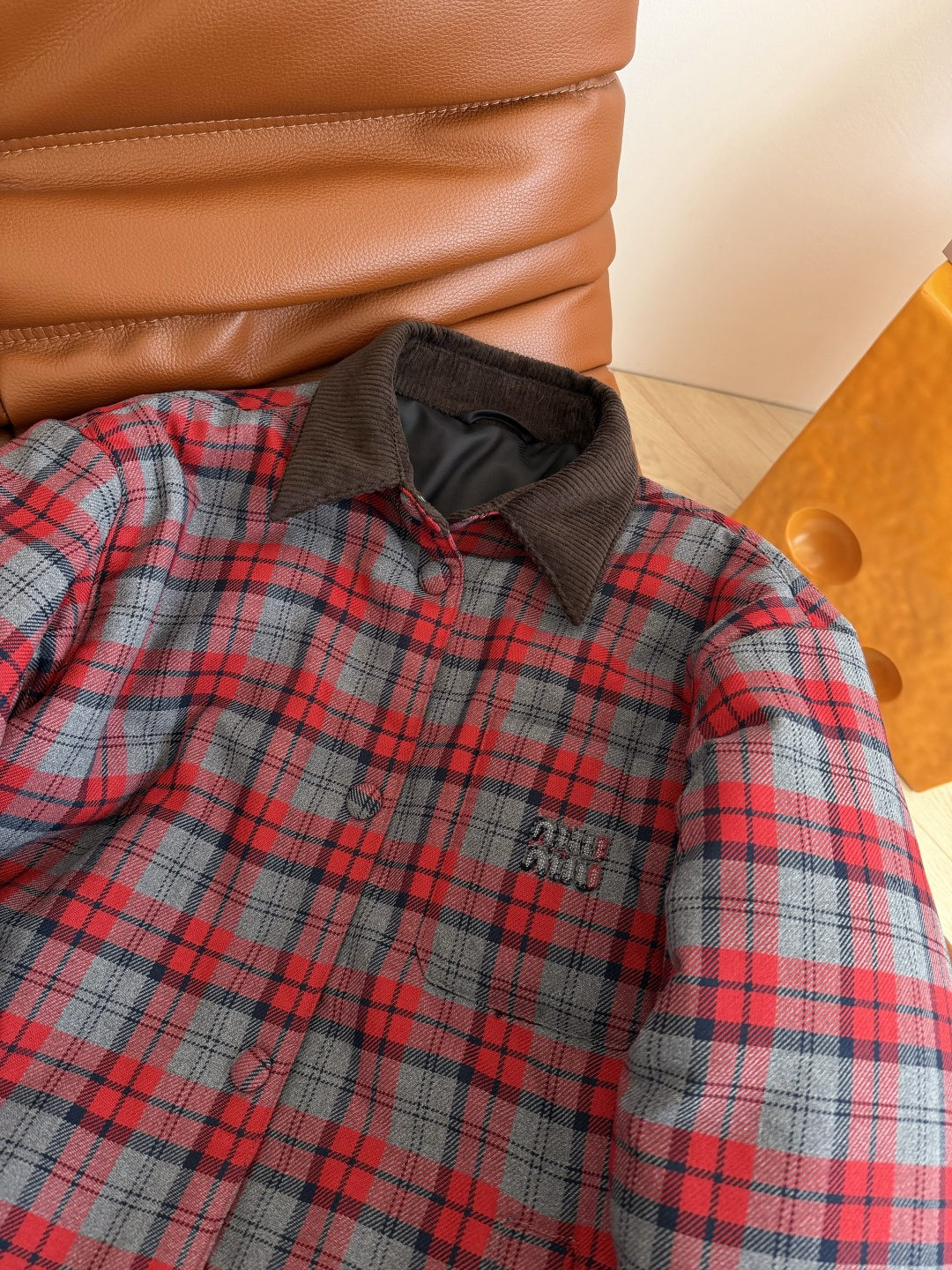 25秋冬 复古灯芯绒领子拼接棉服外套 衬衫式设计的棉服 宽松的版型 很有包容性 上身不臃肿 轻松保暖 定