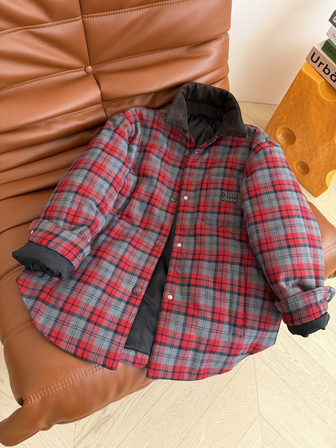 25秋冬 复古灯芯绒领子拼接棉服外套 衬衫式设计的棉服 宽松的版型 很有包容性 上身不臃肿 轻松保暖 定