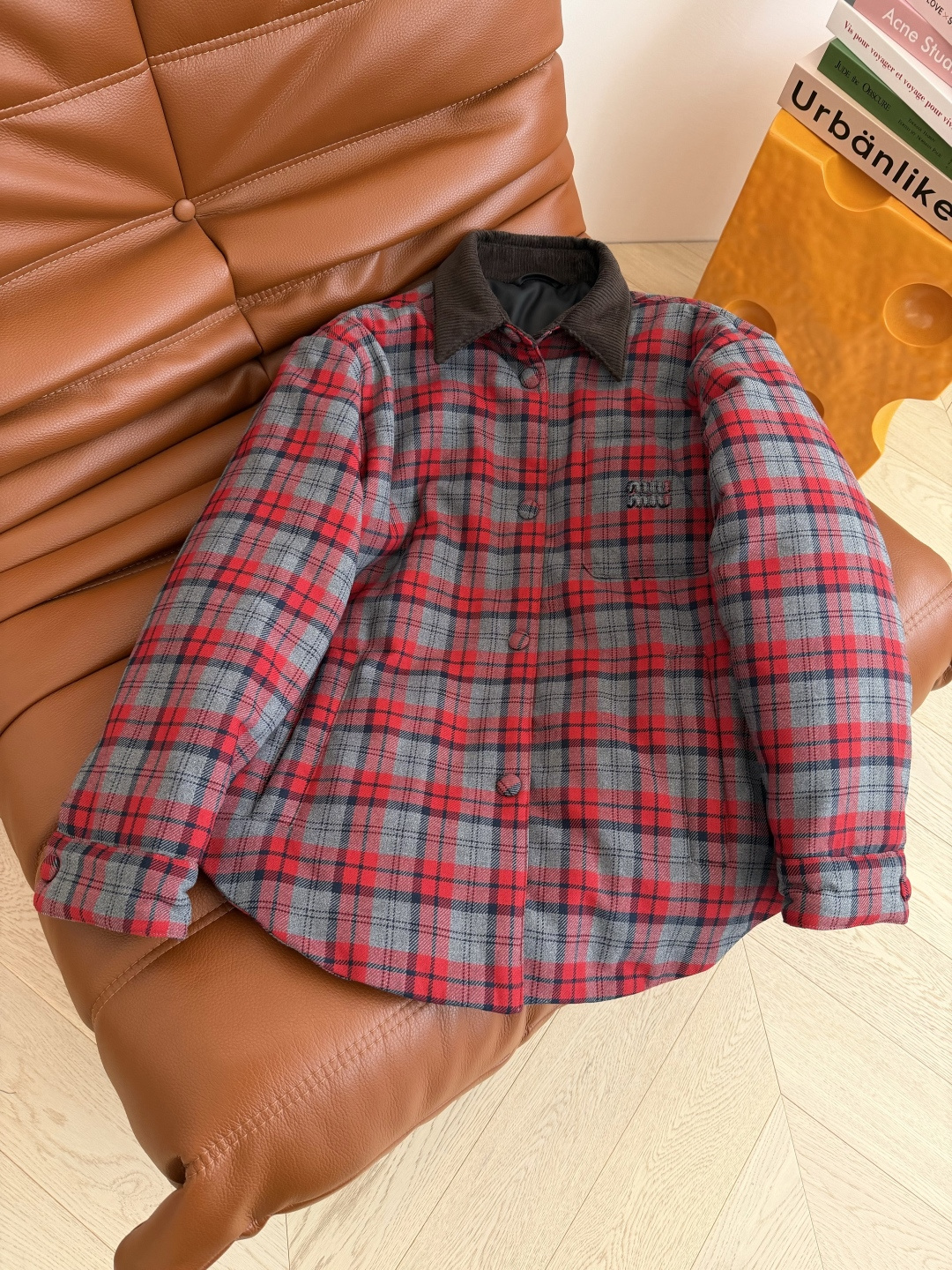 25秋冬 复古灯芯绒领子拼接棉服外套 衬衫式设计的棉服 宽松的版型 很有包容性 上身不臃肿 轻松保暖 定