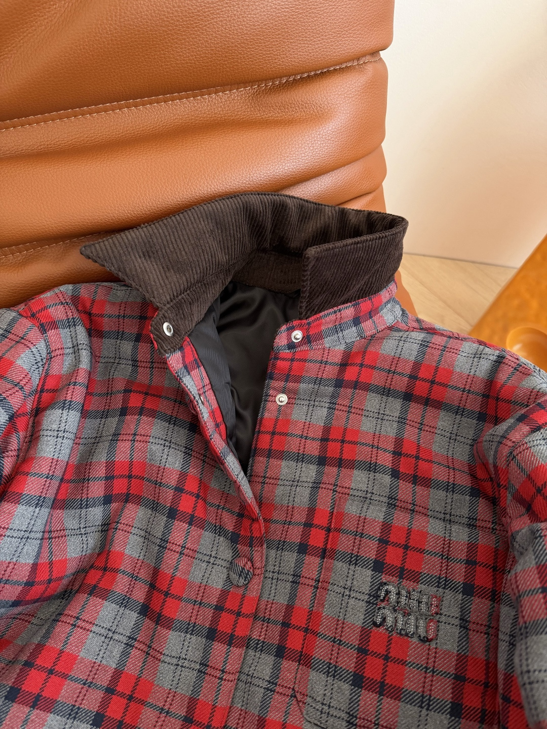 25秋冬 复古灯芯绒领子拼接棉服外套 衬衫式设计的棉服 宽松的版型 很有包容性 上身不臃肿 轻松保暖 定