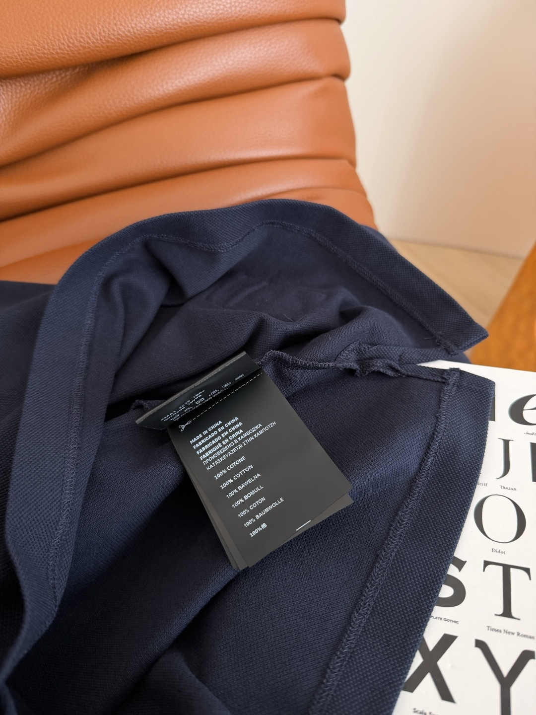 25秋冬新款 斜拉链设计Polo翻领T恤 藏蓝色超级百搭 斜拉链的的设计也很特别 很有造型感 下摆经典字