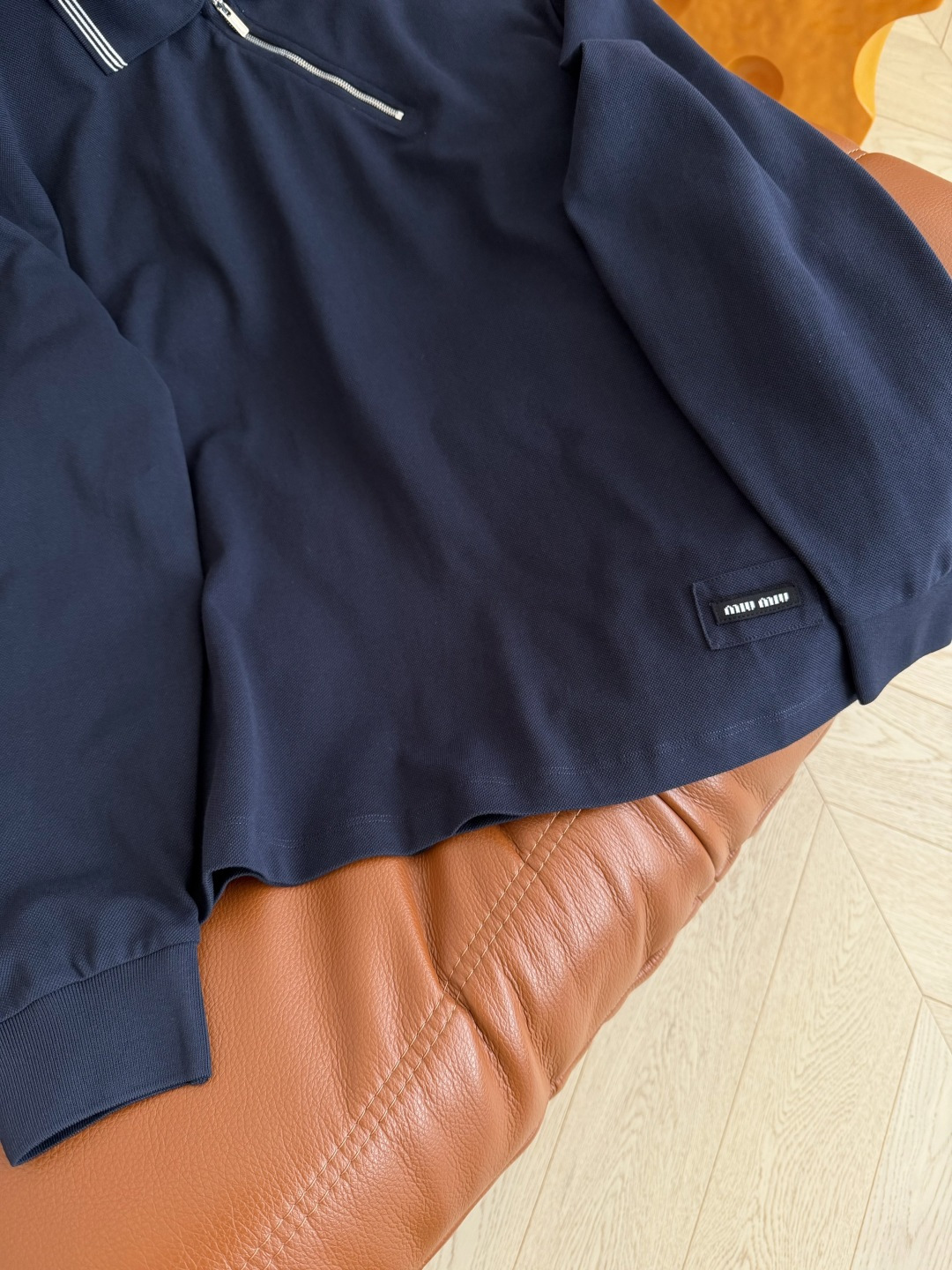 25秋冬新款 斜拉链设计Polo翻领T恤 藏蓝色超级百搭 斜拉链的的设计也很特别 很有造型感 下摆经典字