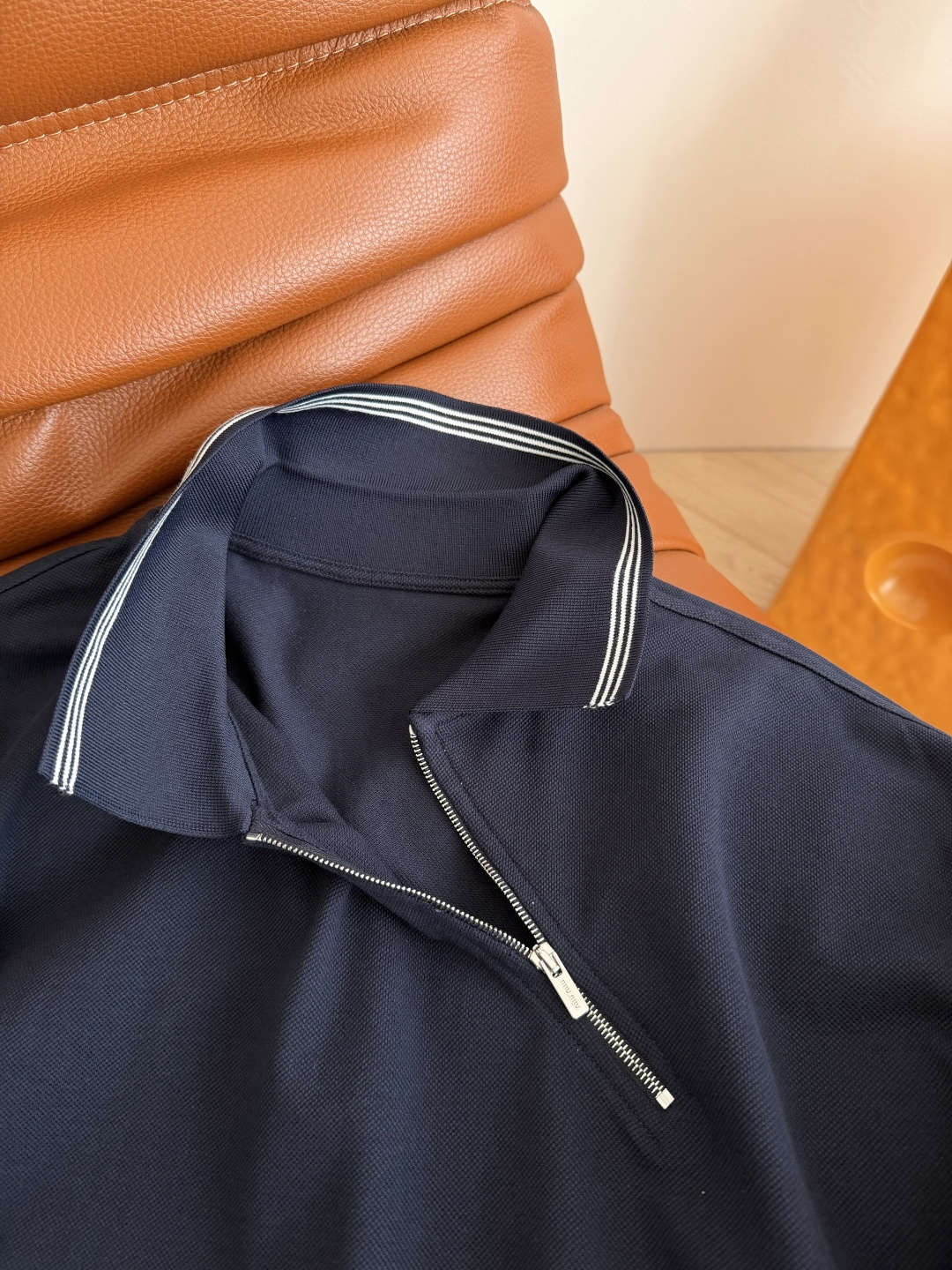 25秋冬新款 斜拉链设计Polo翻领T恤 藏蓝色超级百搭 斜拉链的的设计也很特别 很有造型感 下摆经典字