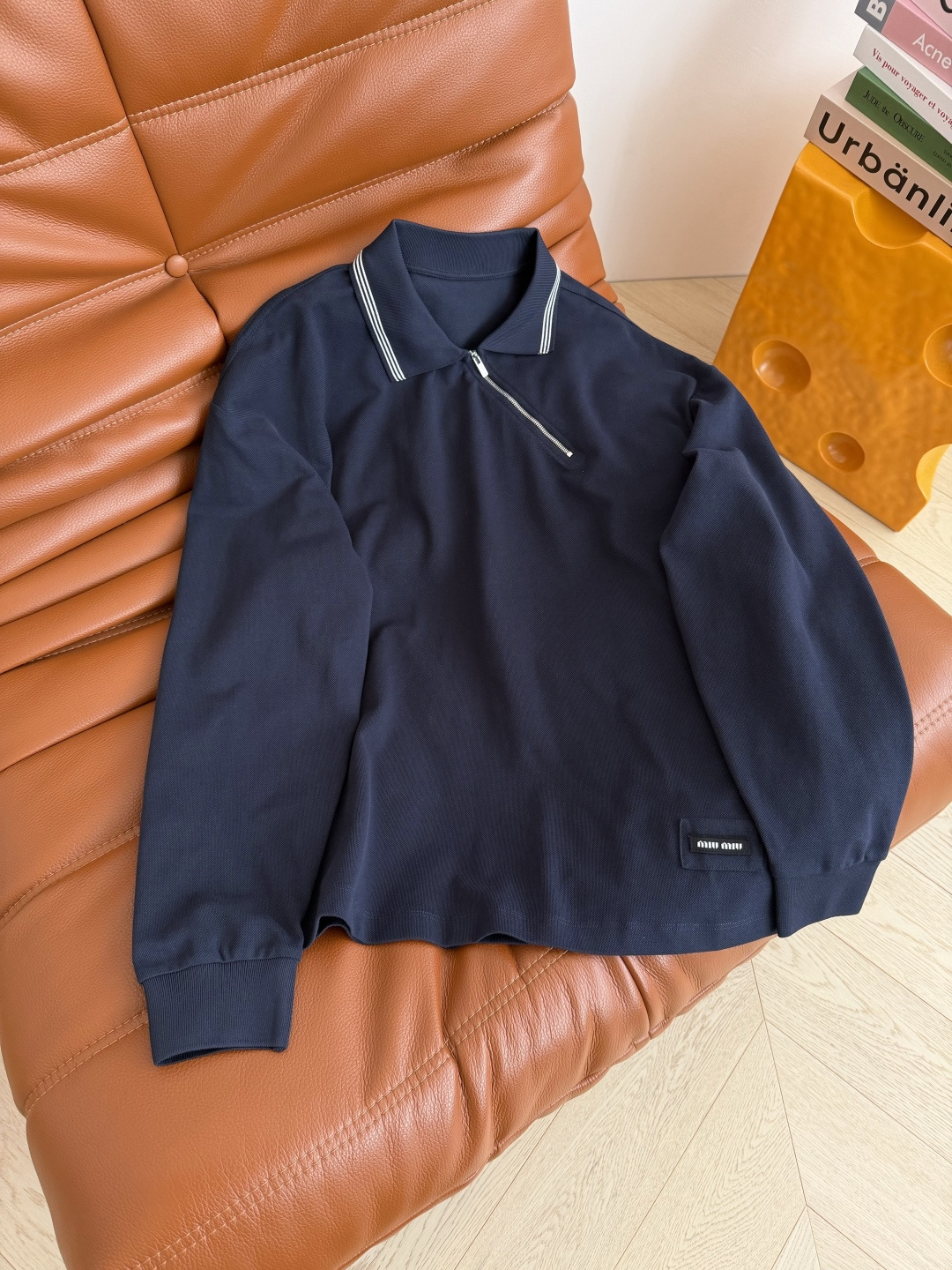 25秋冬新款 斜拉链设计Polo翻领T恤 藏蓝色超级百搭 斜拉链的的设计也很特别 很有造型感 下摆经典字