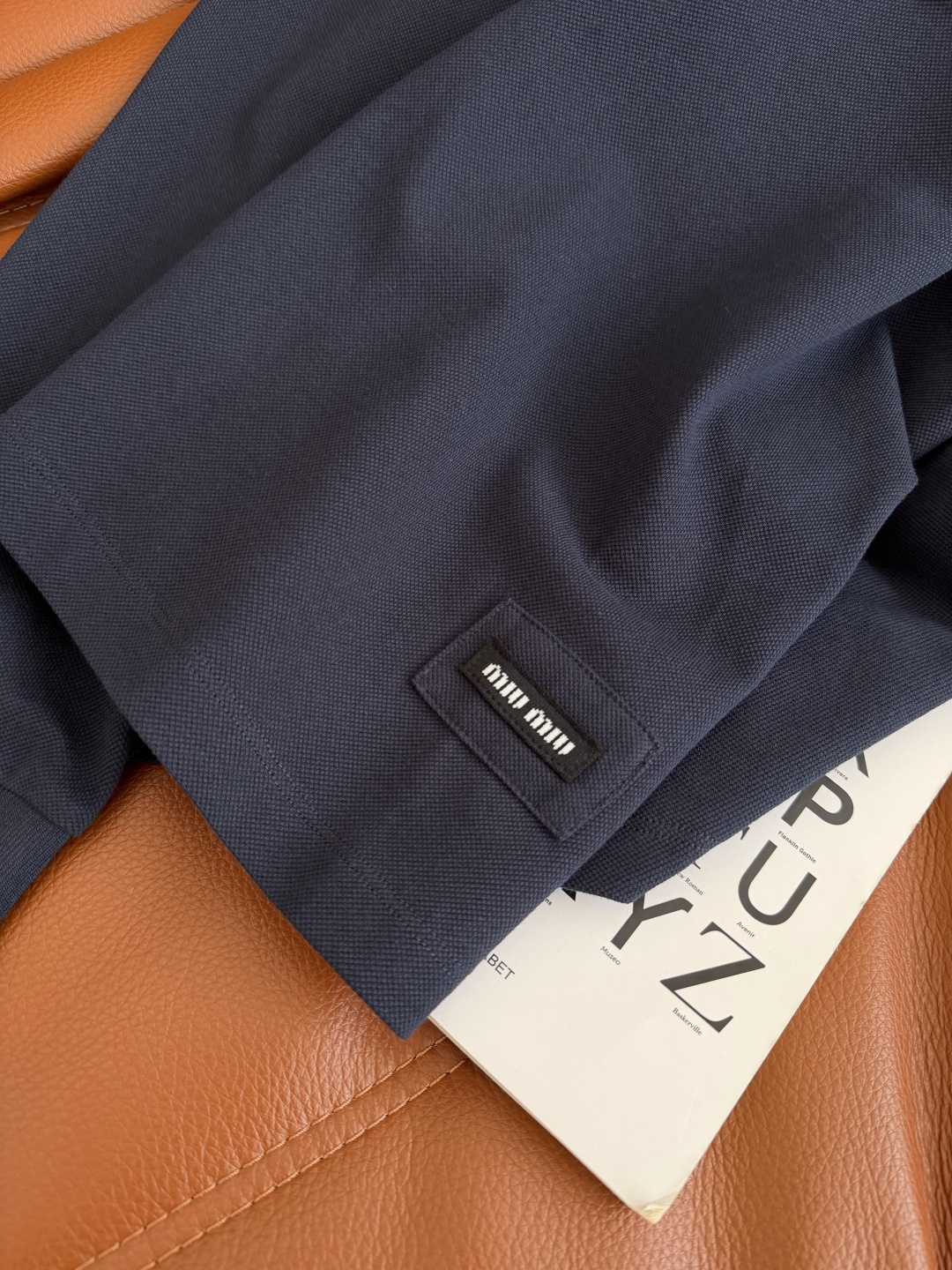 25秋冬新款 斜拉链设计Polo翻领T恤 藏蓝色超级百搭 斜拉链的的设计也很特别 很有造型感 下摆经典字