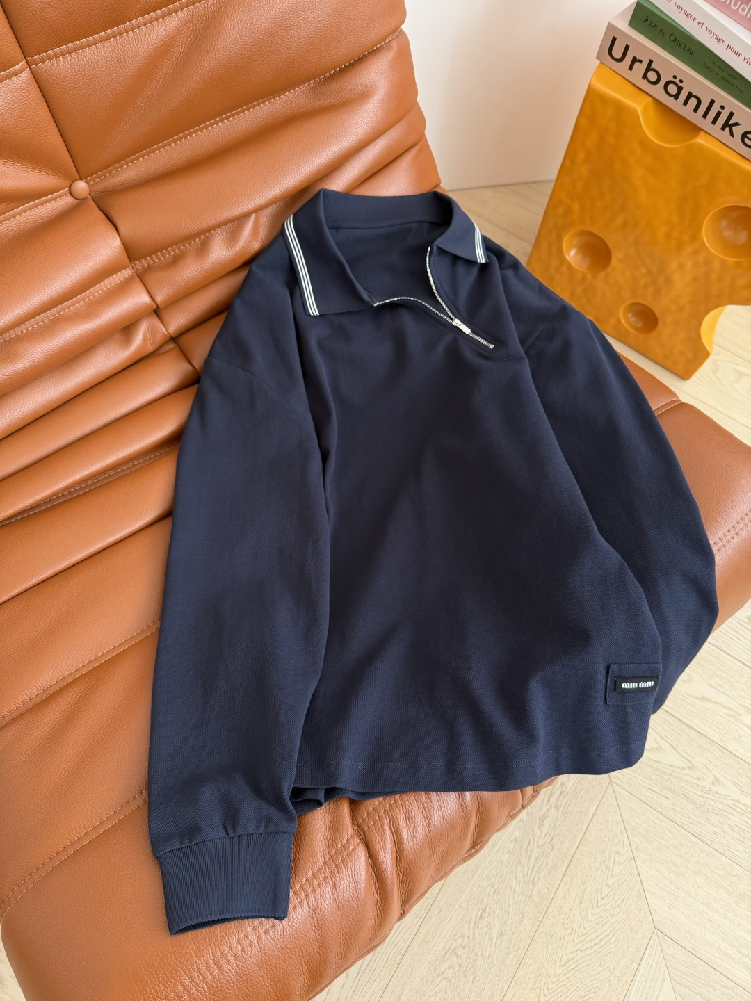 25秋冬新款 斜拉链设计Polo翻领T恤 藏蓝色超级百搭 斜拉链的的设计也很特别 很有造型感 下摆经典字