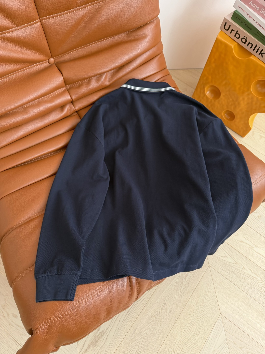 25秋冬新款 斜拉链设计Polo翻领T恤 藏蓝色超级百搭 斜拉链的的设计也很特别 很有造型感 下摆经典字