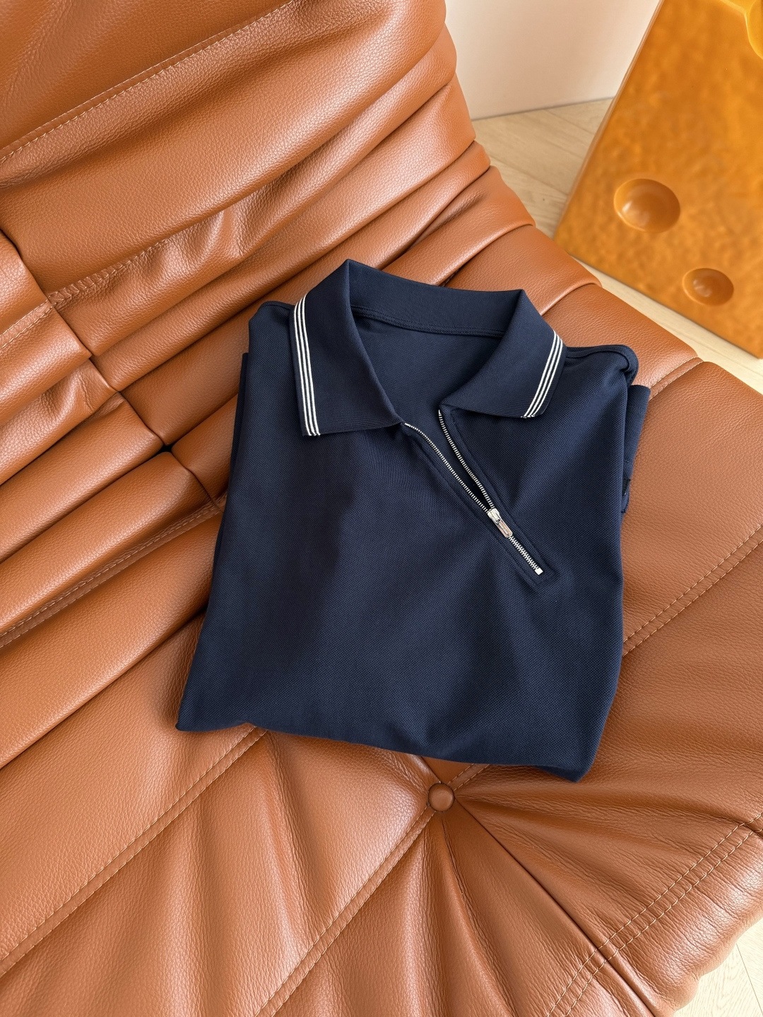 25秋冬新款 斜拉链设计Polo翻领T恤 藏蓝色超级百搭 斜拉链的的设计也很特别 很有造型感 下摆经典字