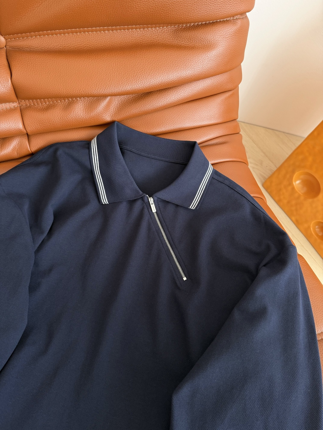 25秋冬新款 斜拉链设计Polo翻领T恤 藏蓝色超级百搭 斜拉链的的设计也很特别 很有造型感 下摆经典字