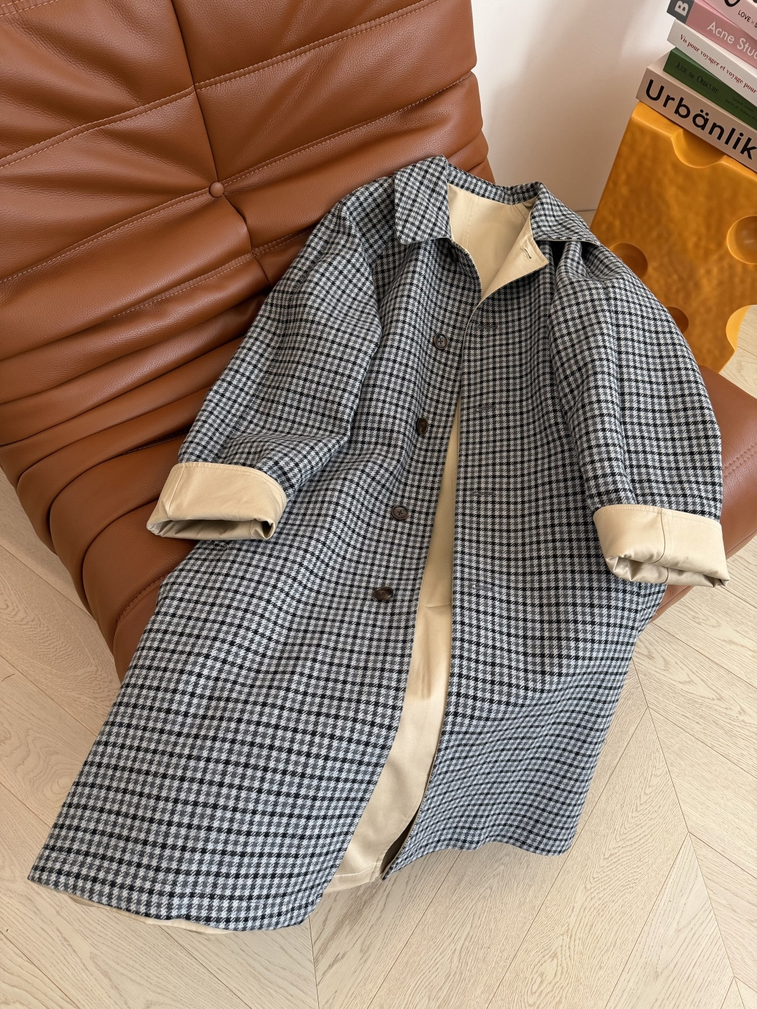 明星同款 25 秋冬 双面穿设计长款风衣 一面经典卡其色 一面羊毛格子面料 两面自由切换 两种不一样的风