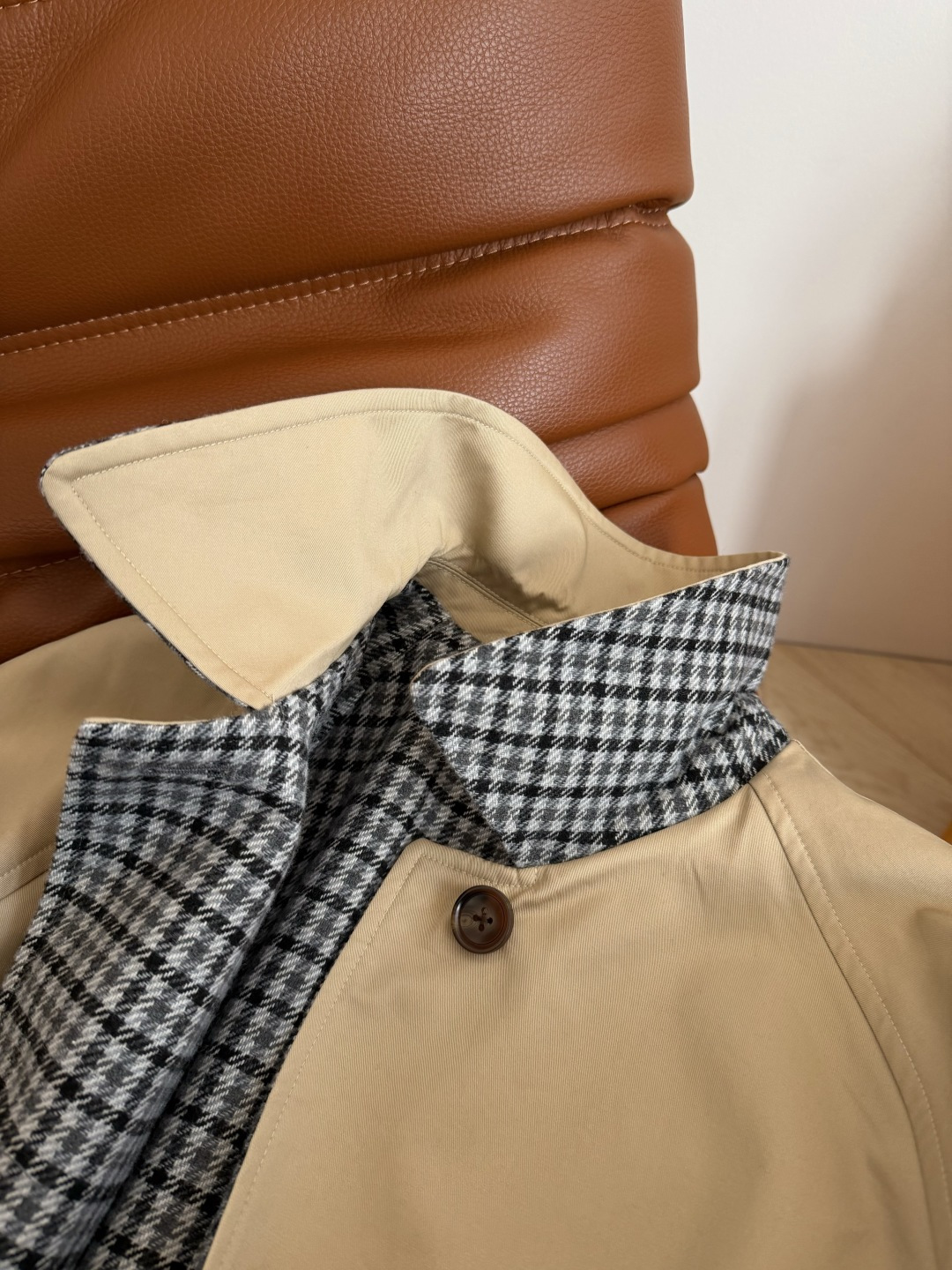 明星同款 25 秋冬 双面穿设计长款风衣 一面经典卡其色 一面羊毛格子面料 两面自由切换 两种不一样的风