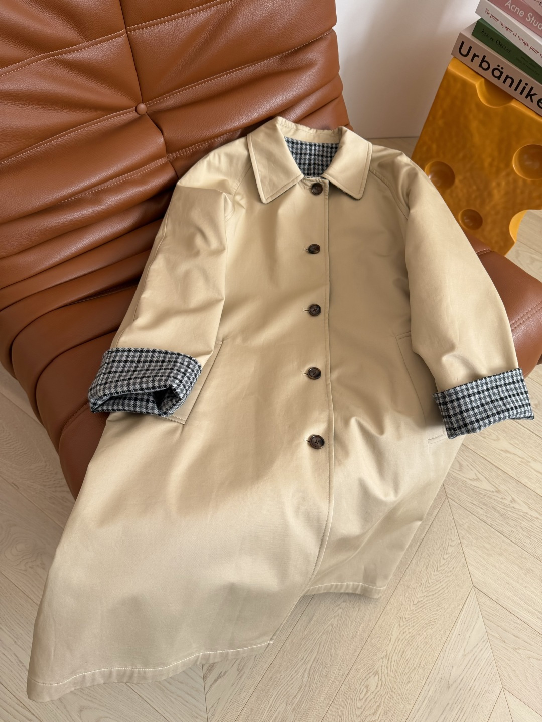 明星同款 25 秋冬 双面穿设计长款风衣 一面经典卡其色 一面羊毛格子面料 两面自由切换 两种不一样的风