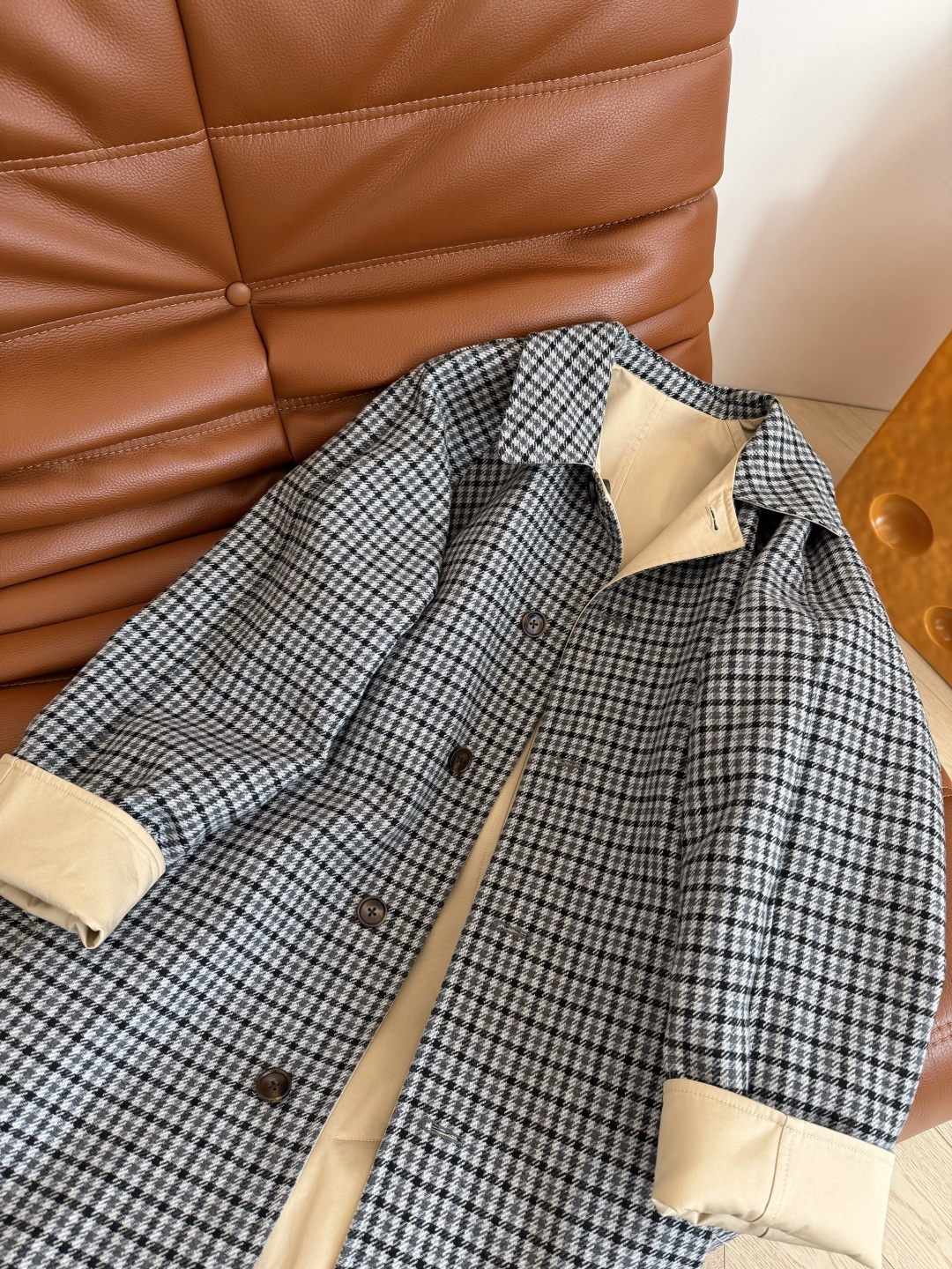 明星同款 25 秋冬 双面穿设计长款风衣 一面经典卡其色 一面羊毛格子面料 两面自由切换 两种不一样的风