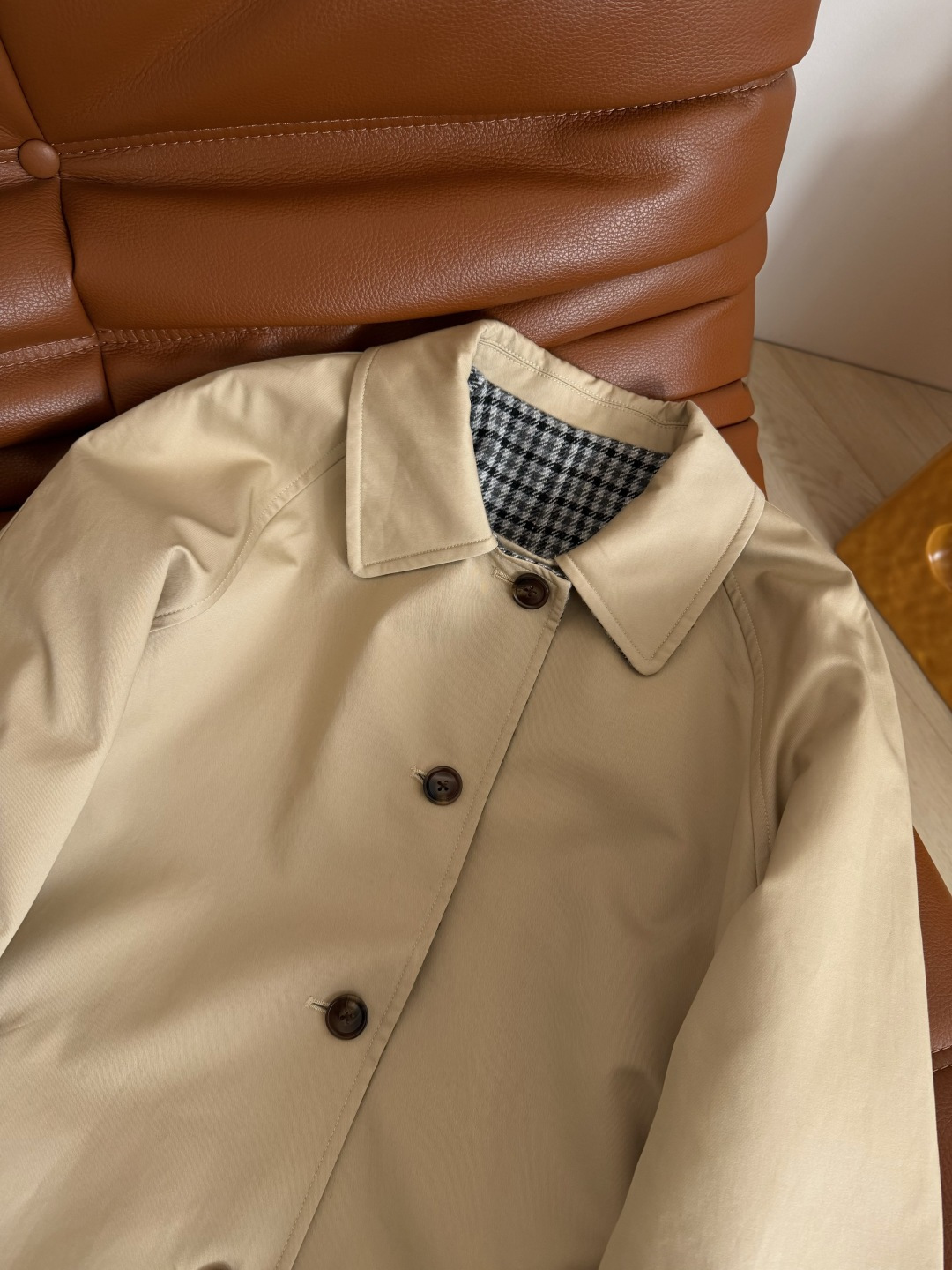 明星同款 25 秋冬 双面穿设计长款风衣 一面经典卡其色 一面羊毛格子面料 两面自由切换 两种不一样的风