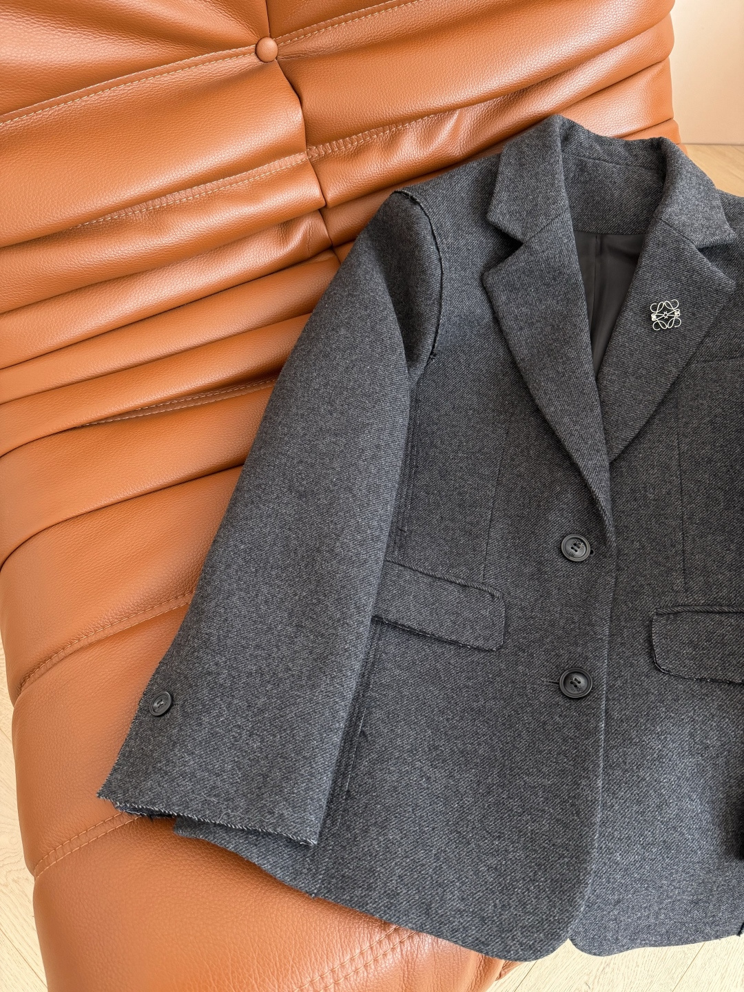 25秋冬 可拆卸方形logo胸针装饰羊毛西装外套 肩部和袖口是毛边的设计 很特别的小细节 自然随意慵懒的