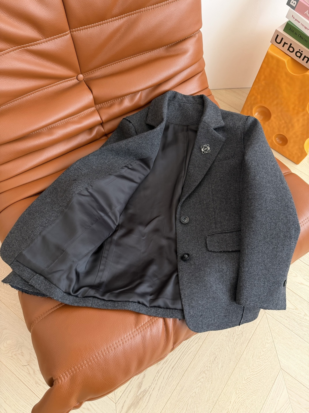 25秋冬 可拆卸方形logo胸针装饰羊毛西装外套 肩部和袖口是毛边的设计 很特别的小细节 自然随意慵懒的