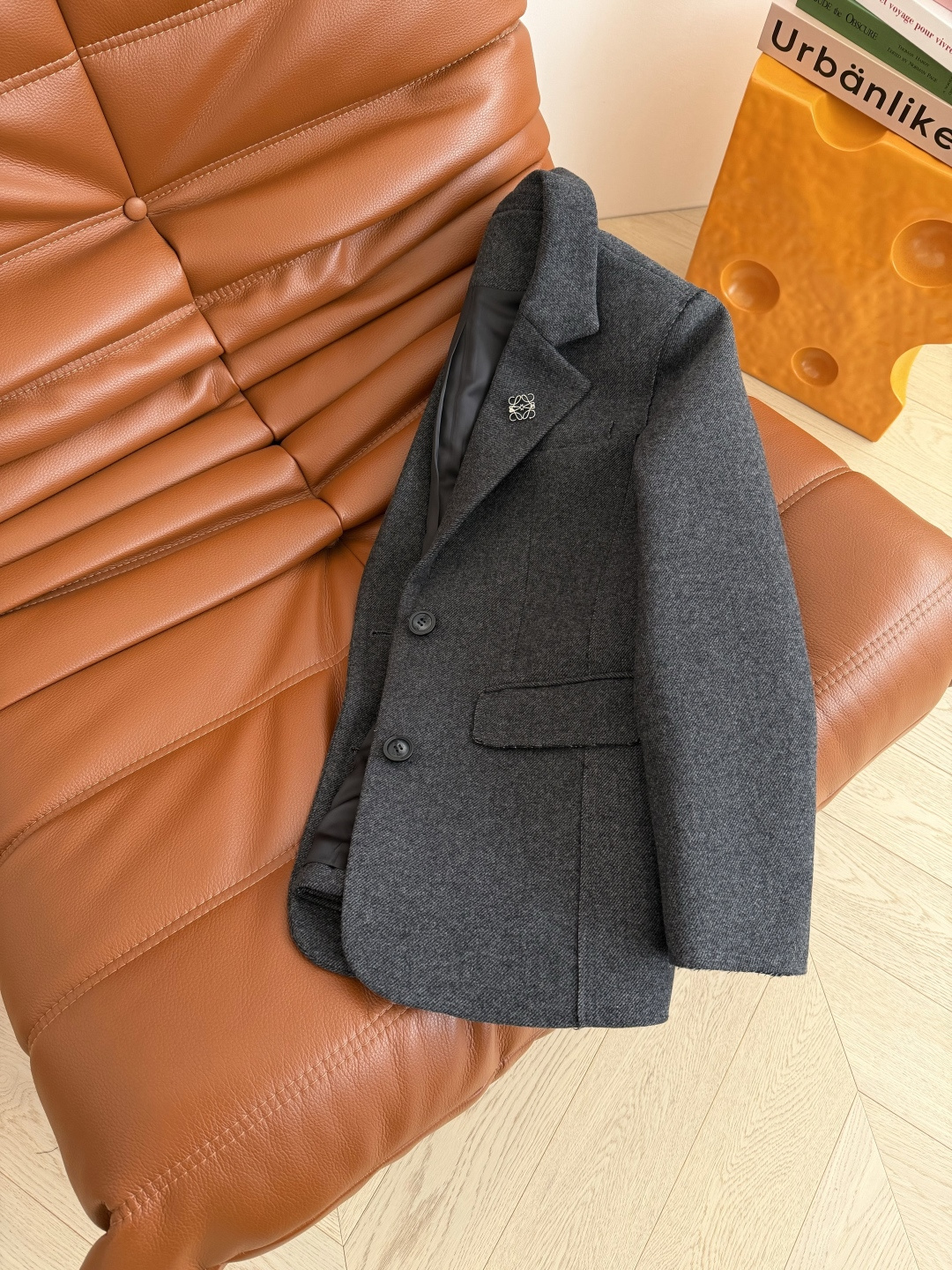 25秋冬 可拆卸方形logo胸针装饰羊毛西装外套 肩部和袖口是毛边的设计 很特别的小细节 自然随意慵懒的