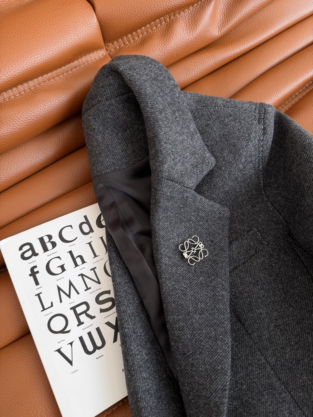 25秋冬 可拆卸方形logo胸针装饰羊毛西装外套 肩部和袖口是毛边的设计 很特别的小细节 自然随意慵懒的