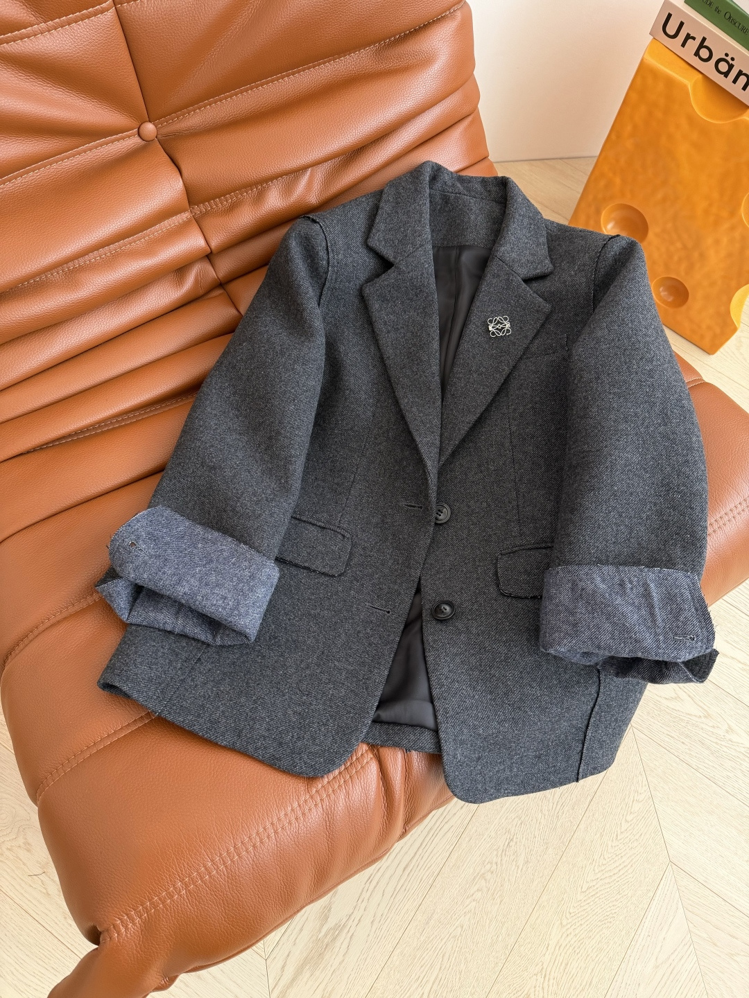 25秋冬 可拆卸方形logo胸针装饰羊毛西装外套 肩部和袖口是毛边的设计 很特别的小细节 自然随意慵懒的