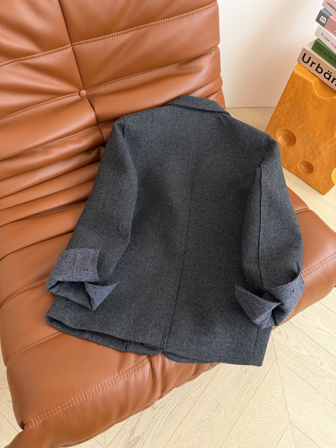 25秋冬 可拆卸方形logo胸针装饰羊毛西装外套 肩部和袖口是毛边的设计 很特别的小细节 自然随意慵懒的