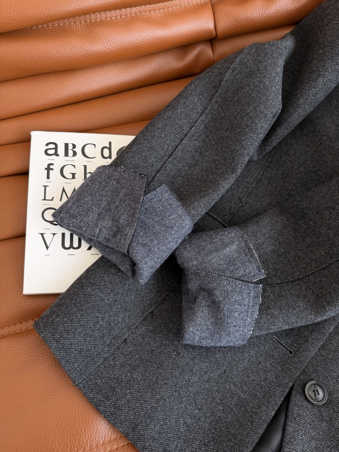 25秋冬 可拆卸方形logo胸针装饰羊毛西装外套 肩部和袖口是毛边的设计 很特别的小细节 自然随意慵懒的