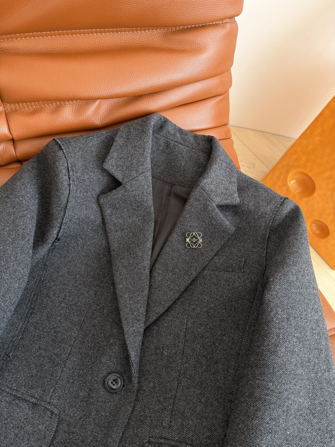 25秋冬 可拆卸方形logo胸针装饰羊毛西装外套 肩部和袖口是毛边的设计 很特别的小细节 自然随意慵懒的