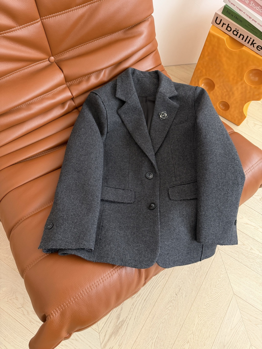 25秋冬 可拆卸方形logo胸针装饰羊毛西装外套 肩部和袖口是毛边的设计 很特别的小细节 自然随意慵懒的