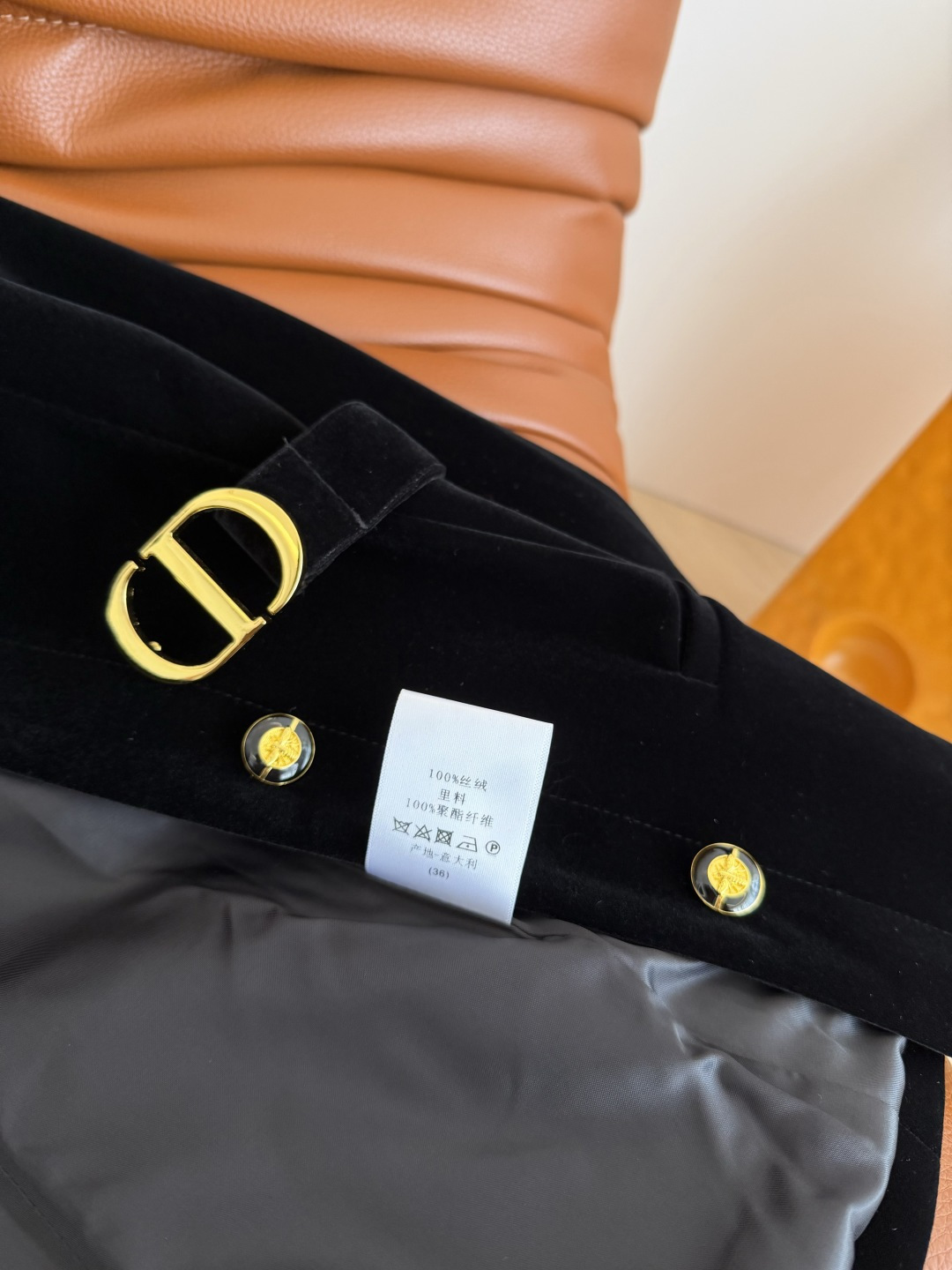 25秋冬 CD金属扣腰带设计丝绒外套 满足日常的高级感和优雅气质 翻领单排扣设计 扣子采用了小蜜蜂log