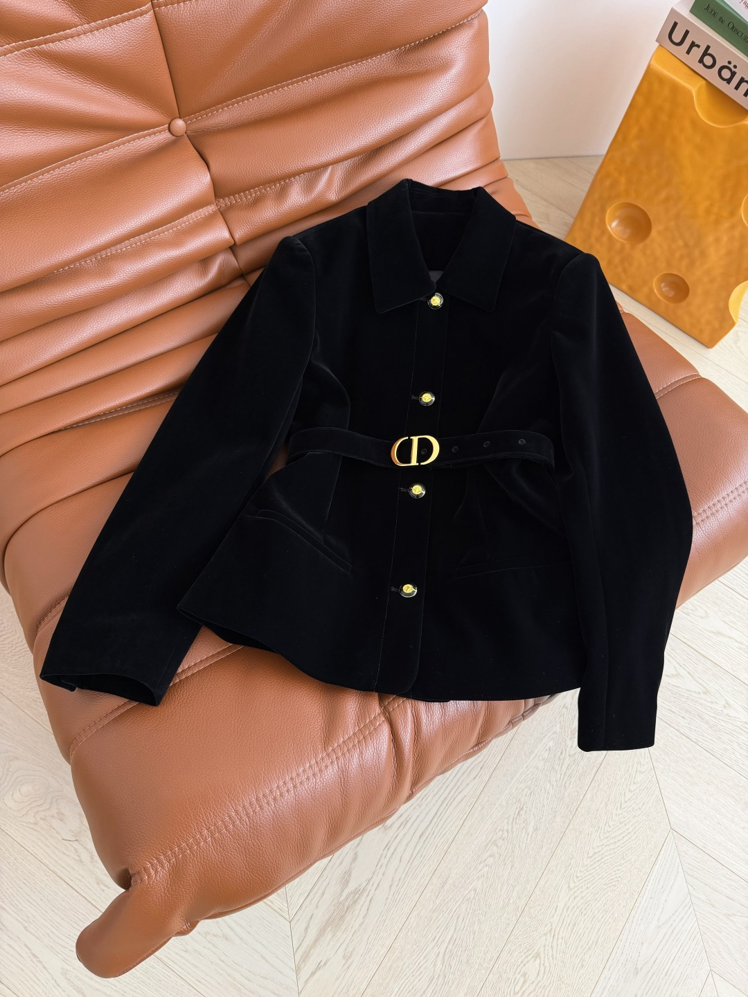25秋冬 CD金属扣腰带设计丝绒外套 满足日常的高级感和优雅气质 翻领单排扣设计 扣子采用了小蜜蜂log