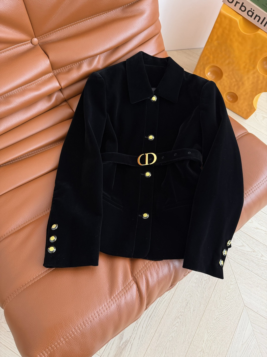 25秋冬 CD金属扣腰带设计丝绒外套 满足日常的高级感和优雅气质 翻领单排扣设计 扣子采用了小蜜蜂log