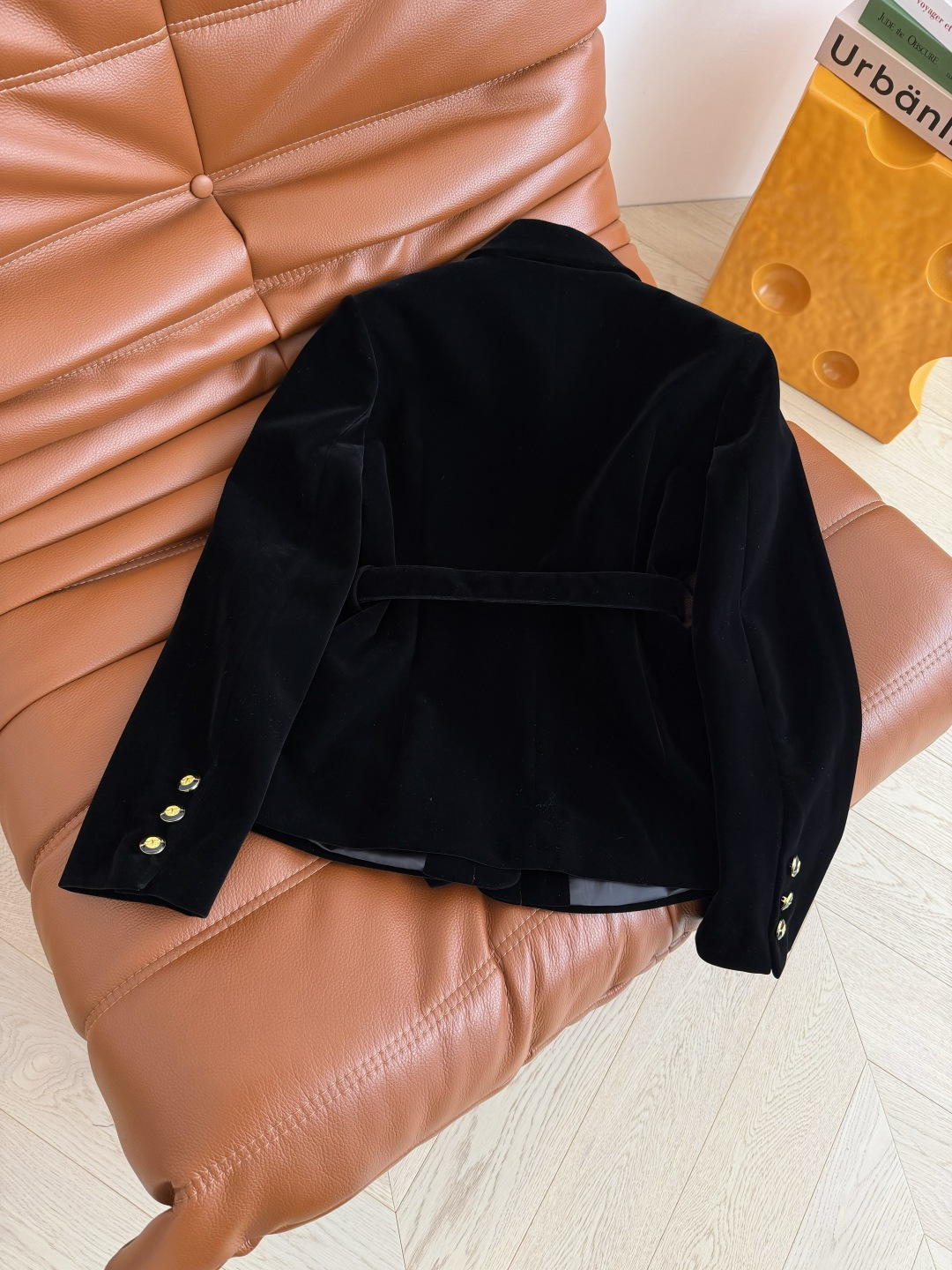 25秋冬 CD金属扣腰带设计丝绒外套 满足日常的高级感和优雅气质 翻领单排扣设计 扣子采用了小蜜蜂log