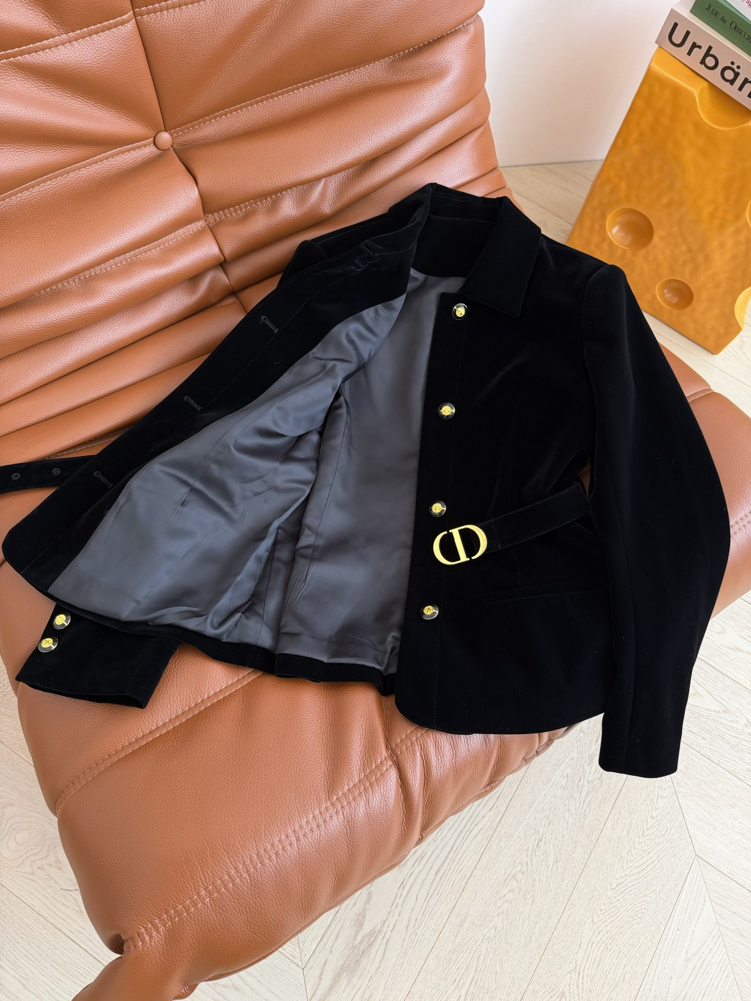 25秋冬 CD金属扣腰带设计丝绒外套 满足日常的高级感和优雅气质 翻领单排扣设计 扣子采用了小蜜蜂log