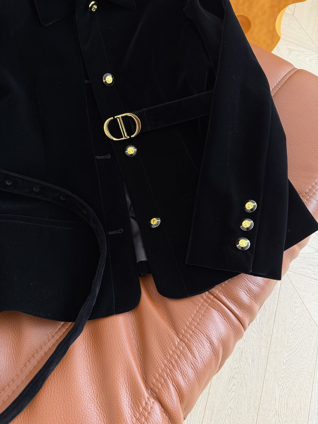 25秋冬 CD金属扣腰带设计丝绒外套 满足日常的高级感和优雅气质 翻领单排扣设计 扣子采用了小蜜蜂log