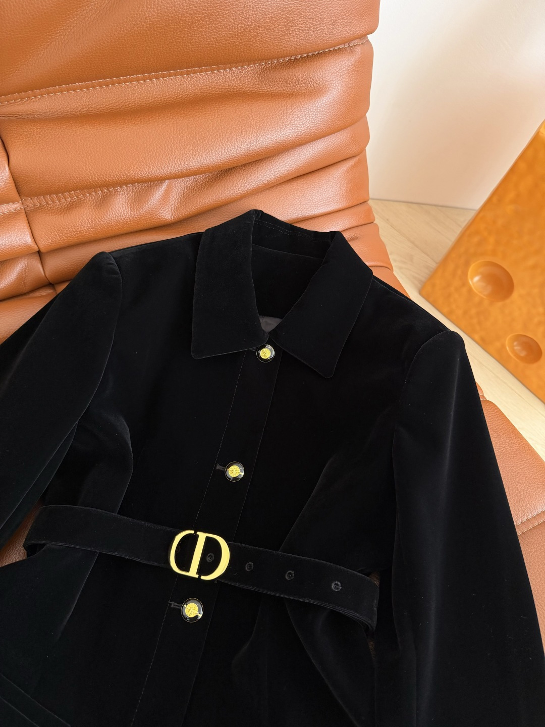 25秋冬 CD金属扣腰带设计丝绒外套 满足日常的高级感和优雅气质 翻领单排扣设计 扣子采用了小蜜蜂log