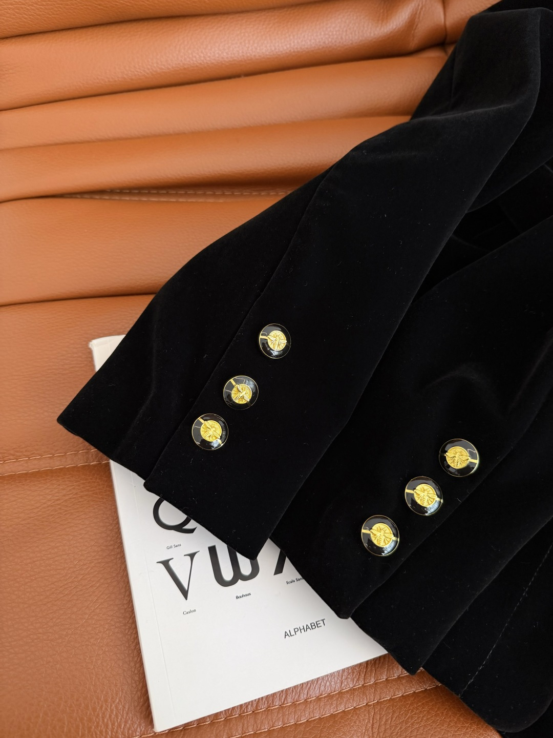 25秋冬 CD金属扣腰带设计丝绒外套 满足日常的高级感和优雅气质 翻领单排扣设计 扣子采用了小蜜蜂log