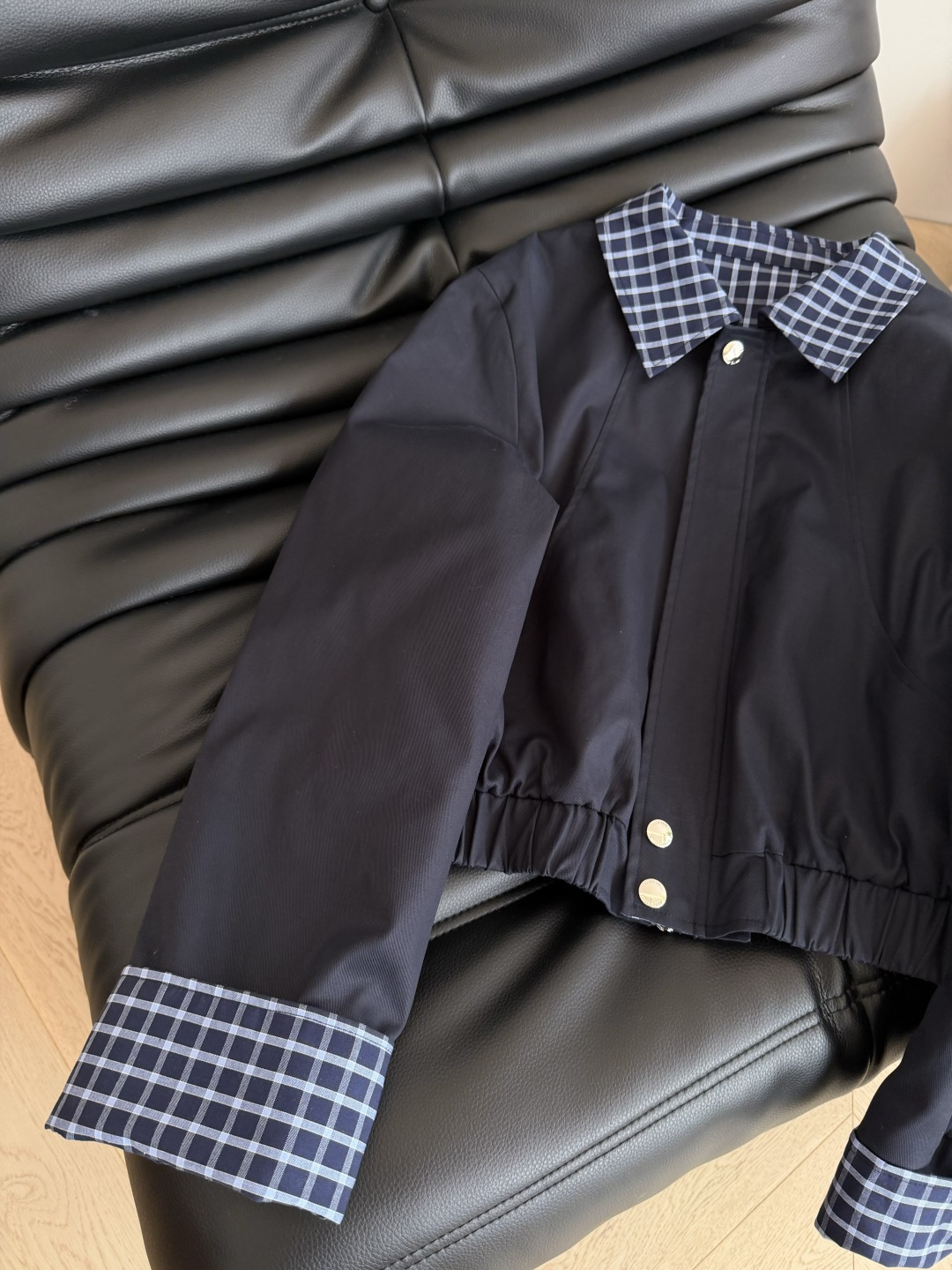 25秋冬 缪系格子拼接棉服套装 既要时髦又要温暖的穿搭公式 外套和半裙都是内里夹棉设计 短款外套搭配高腰