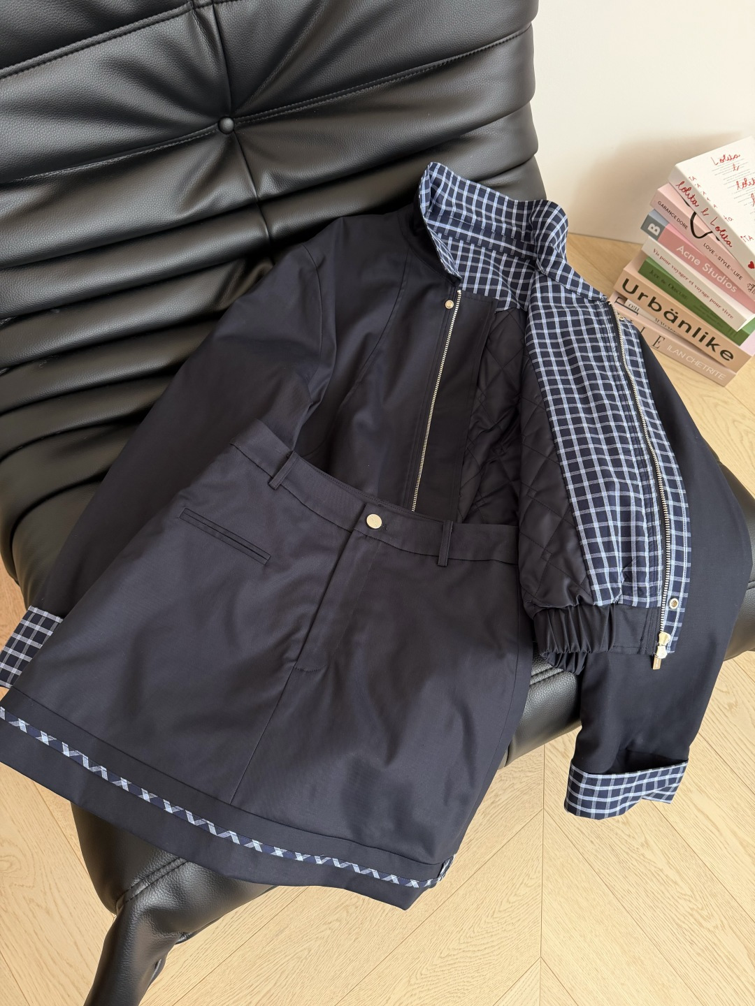 25秋冬 缪系格子拼接棉服套装 既要时髦又要温暖的穿搭公式 外套和半裙都是内里夹棉设计 短款外套搭配高腰