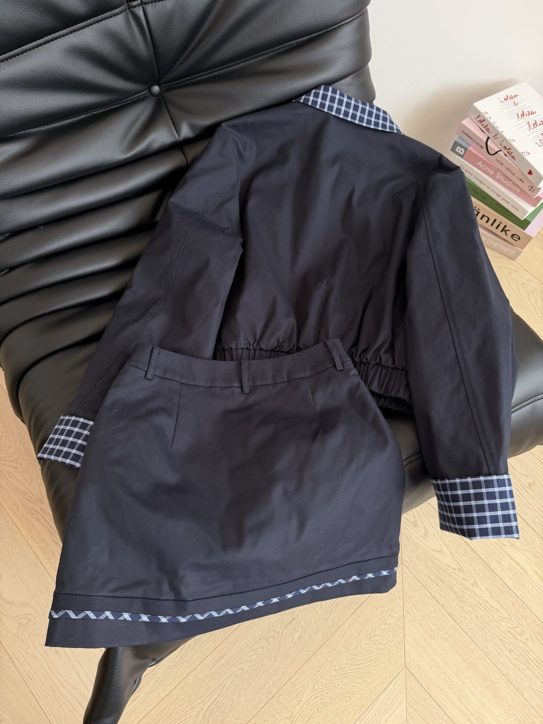 25秋冬 缪系格子拼接棉服套装 既要时髦又要温暖的穿搭公式 外套和半裙都是内里夹棉设计 短款外套搭配高腰