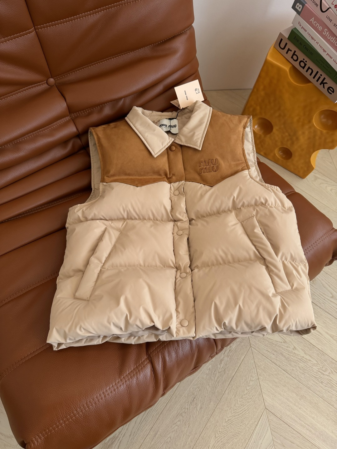 25秋冬 撞色麂皮绒拼接棉服马甲外套 冬季必备款 复古的配色 自带老钱时髦感 简约面包服设计 肩部采用麂
