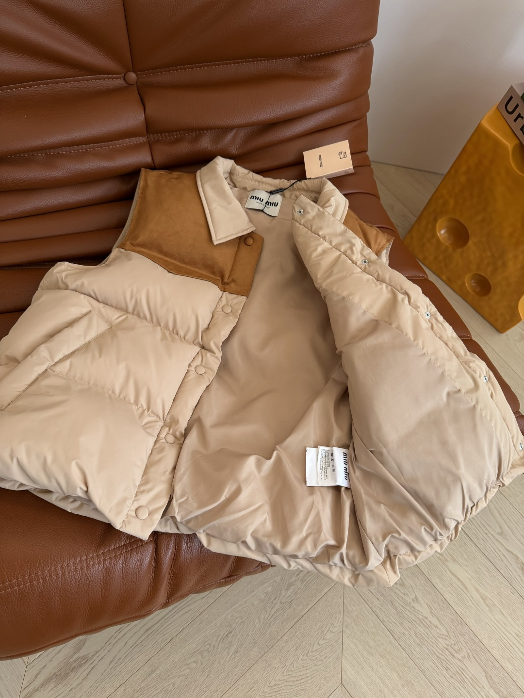 25秋冬 撞色麂皮绒拼接棉服马甲外套 冬季必备款 复古的配色 自带老钱时髦感 简约面包服设计 肩部采用麂