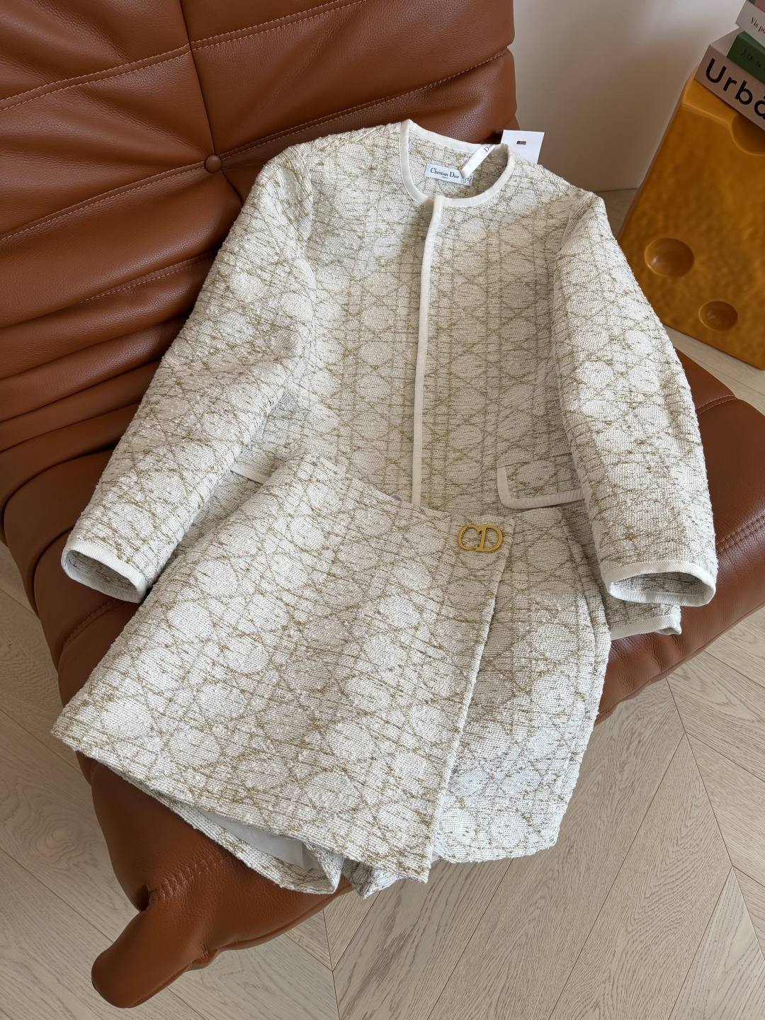 贵气优雅 25FW 经典戴妃菱格提花面料一套搭配 小圆领开襟外套+搭片半裙 D式经典的剪裁 优雅大气的一