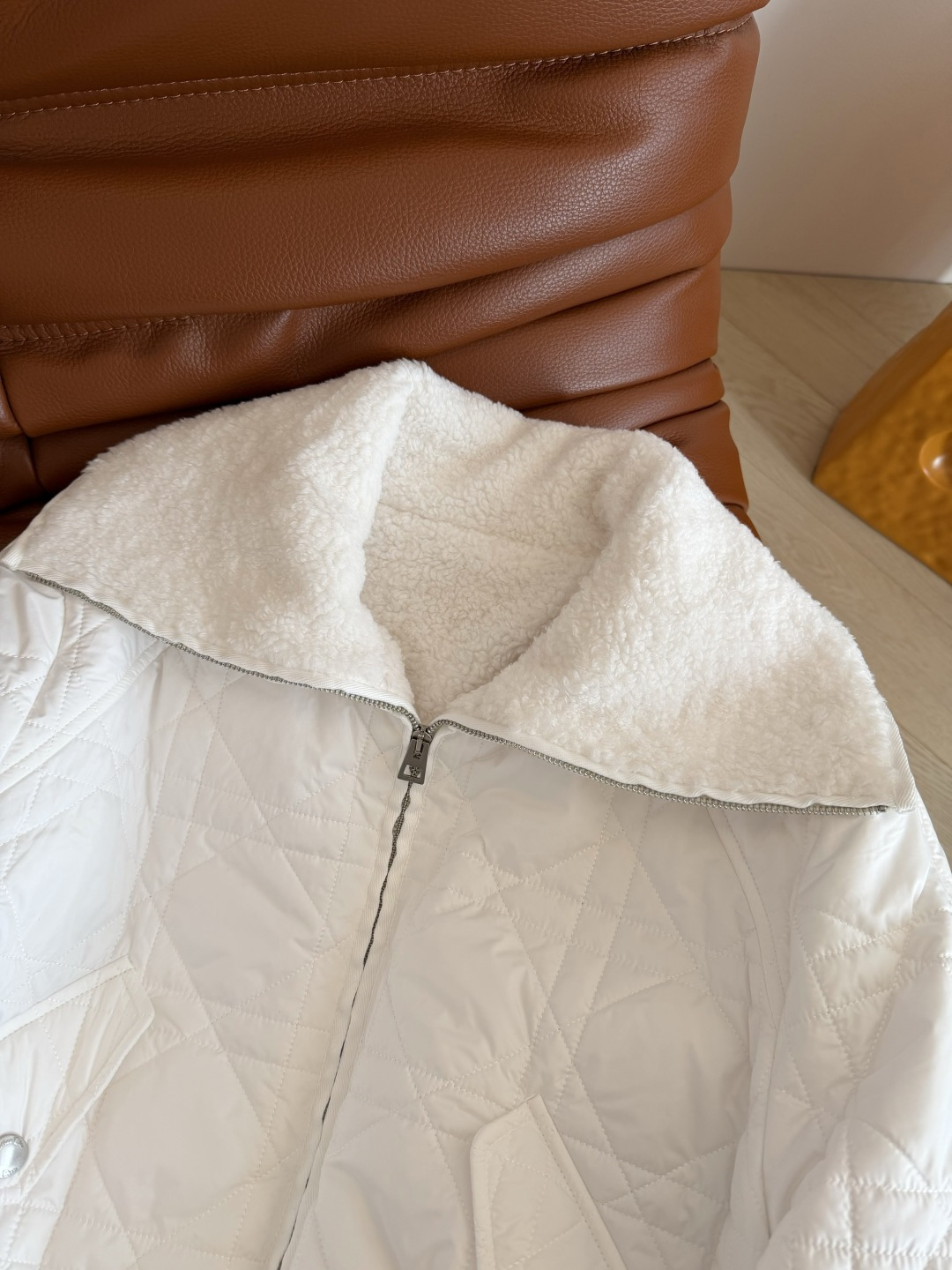 时髦冬季穿搭 小蜜蜂刺绣棉服外套 很特别的设计感 袖子采用螺纹拼接 纤细效果巨显瘦 轻便不臃肿 内里采用