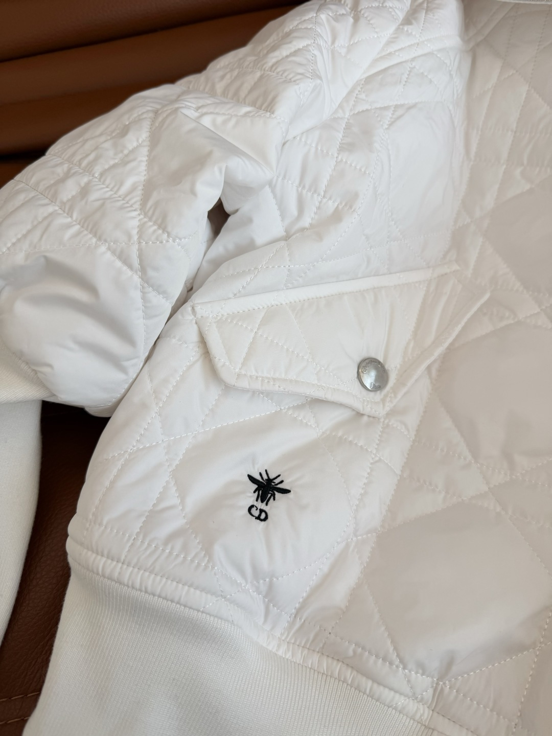 时髦冬季穿搭 小蜜蜂刺绣棉服外套 很特别的设计感 袖子采用螺纹拼接 纤细效果巨显瘦 轻便不臃肿 内里采用