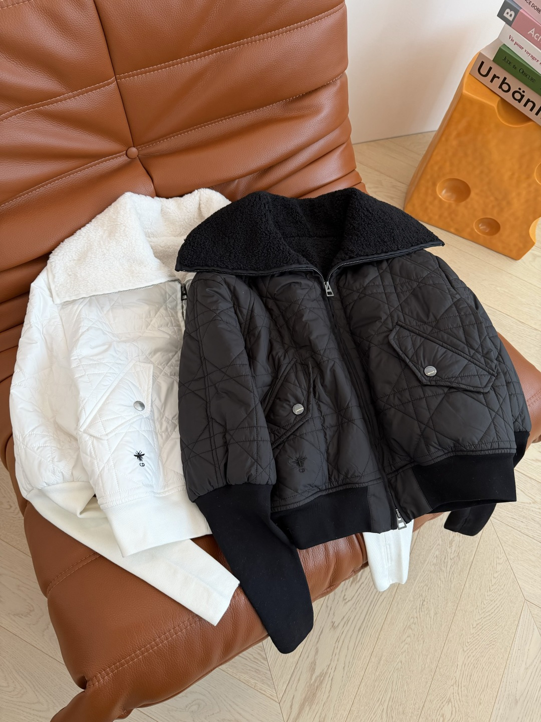 时髦冬季穿搭 小蜜蜂刺绣棉服外套 很特别的设计感 袖子采用螺纹拼接 纤细效果巨显瘦 轻便不臃肿 内里采用