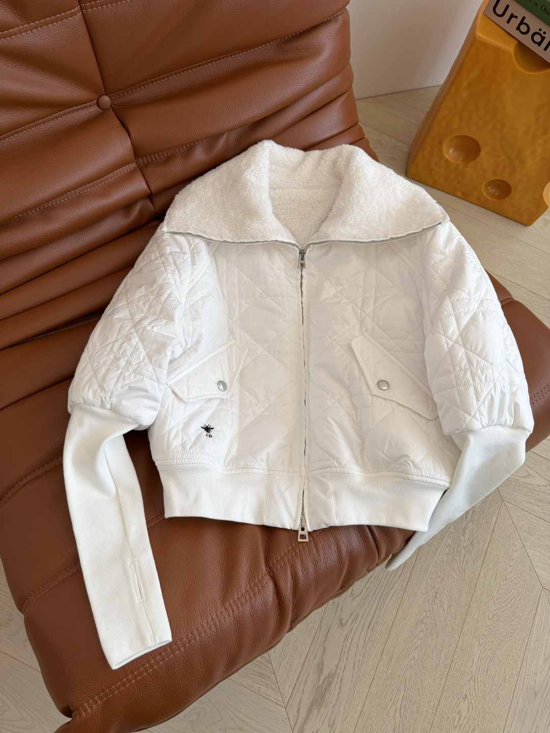 时髦冬季穿搭 小蜜蜂刺绣棉服外套 很特别的设计感 袖子采用螺纹拼接 纤细效果巨显瘦 轻便不臃肿 内里采用