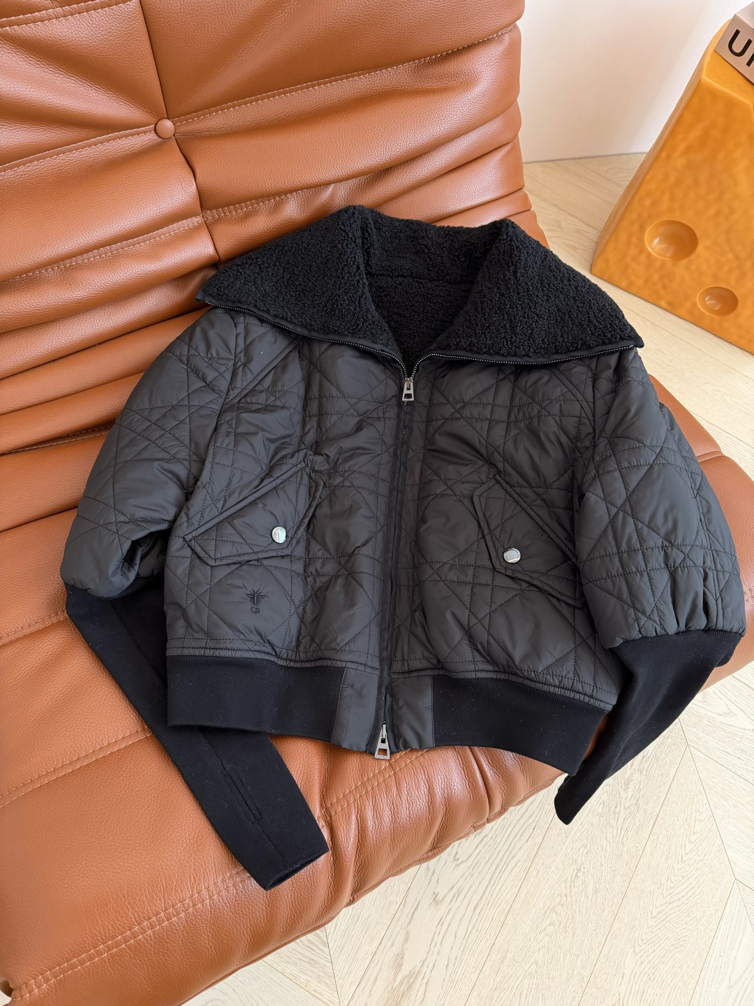 时髦冬季穿搭 小蜜蜂刺绣棉服外套 很特别的设计感 袖子采用螺纹拼接 纤细效果巨显瘦 轻便不臃肿 内里采用